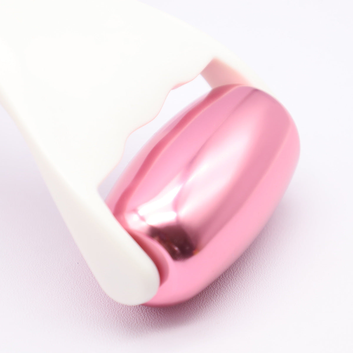 Rouleau de massage en m�tal dor� rose pour le visage et le corps, th�rapie par le froid